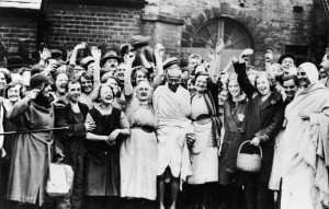 Gandhi_with_textile_workers_Lancashire_September_1931