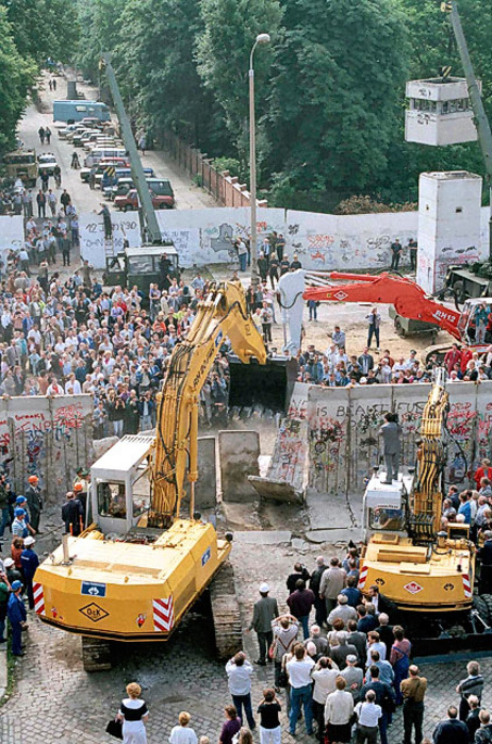 An Alternative for the use of bulldozers, Berlin 1990.